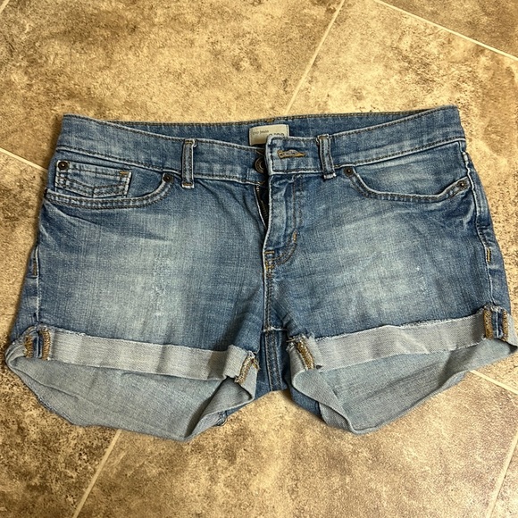 Women’s gap jean shorts, size 6 - Picture 1 of 3